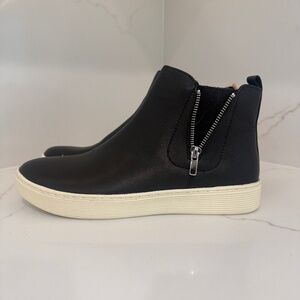 NWT!  Sofft Britton Black Leather Sneaker